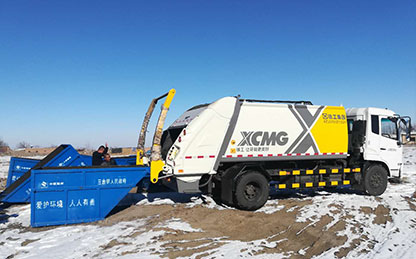 888电子压缩式垃圾车在新疆昌吉作业