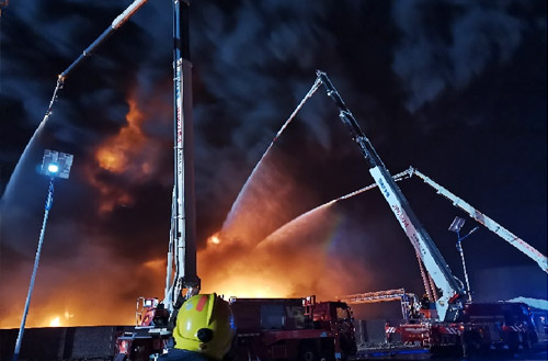 888电子数十辆抬高喷射消防车救援河北沧州南大港工业园区火灾