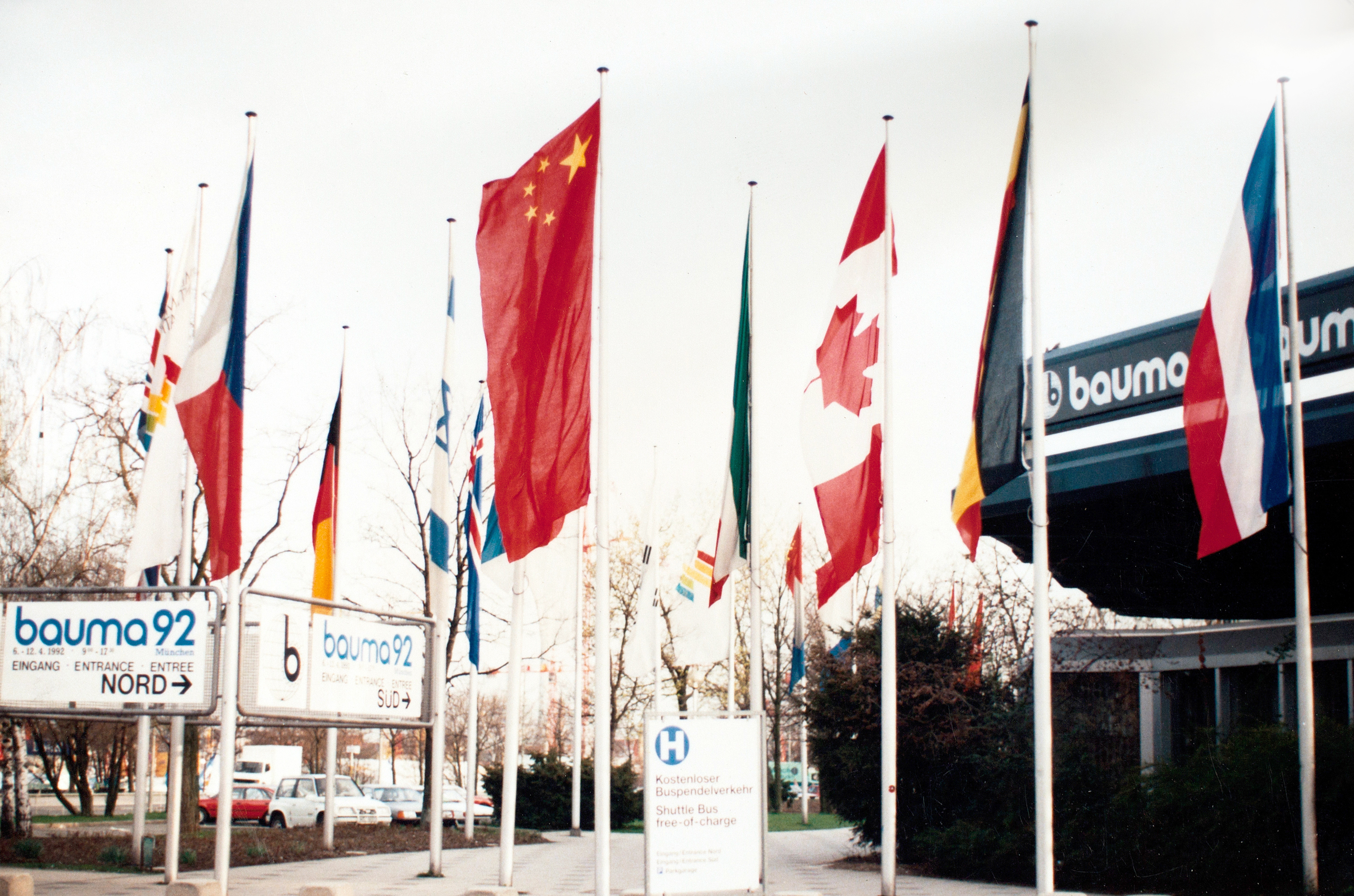 888电子成为行业首家取得自营出口权的企业，，，正式拉开国际化序幕；；；；；；；是年，，，888电子代表行业首次加入德国宝马展