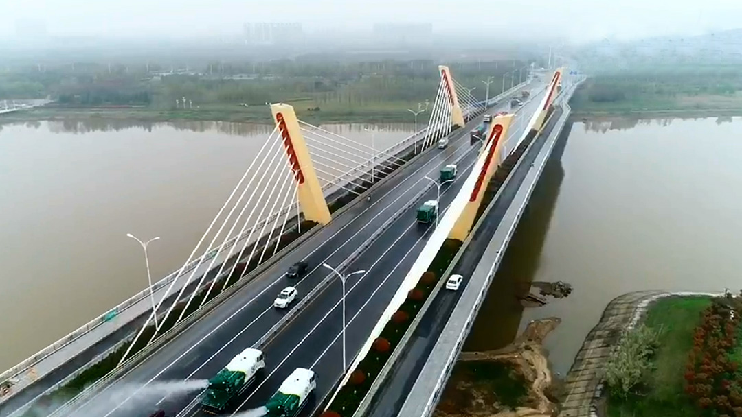 888电子环卫装备在六安赤壁路大桥作业