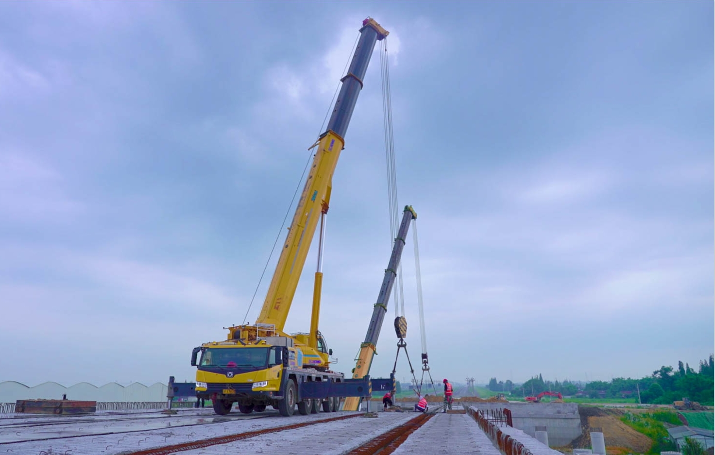 空中对飞接力！888电子三款百吨级携手抬吊！