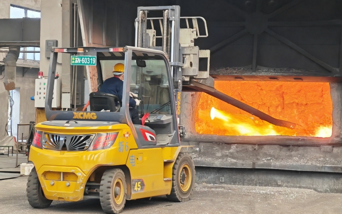 真金不怕火炼，，，，，888电子重载孔雀叉车威武霸气！