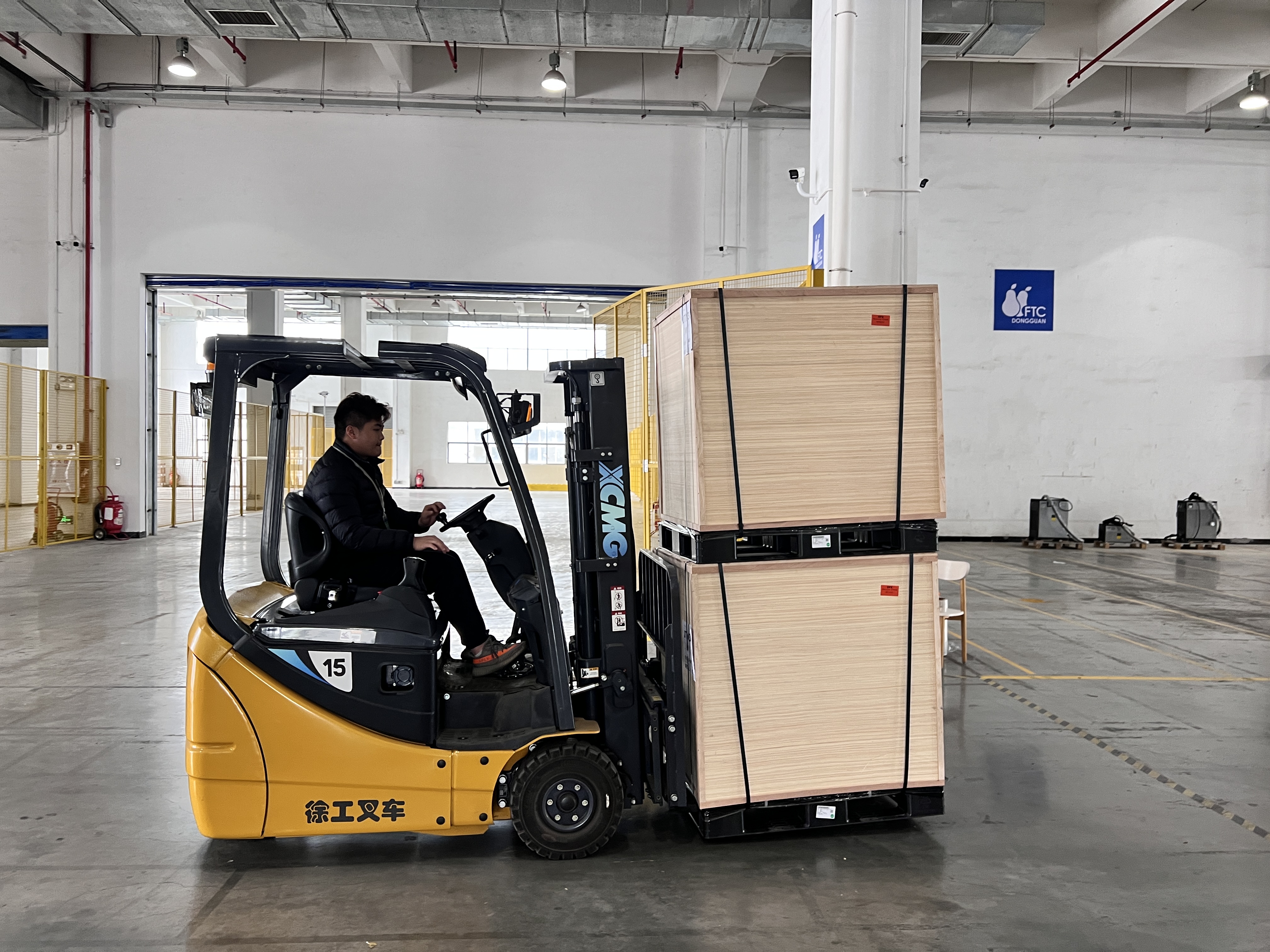 888电子三支点系列叉车助力物流仓储行业无邪搬运