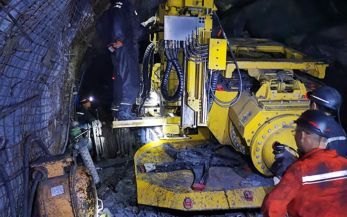 煤矿开采难 888电子“机甲兽”来资助