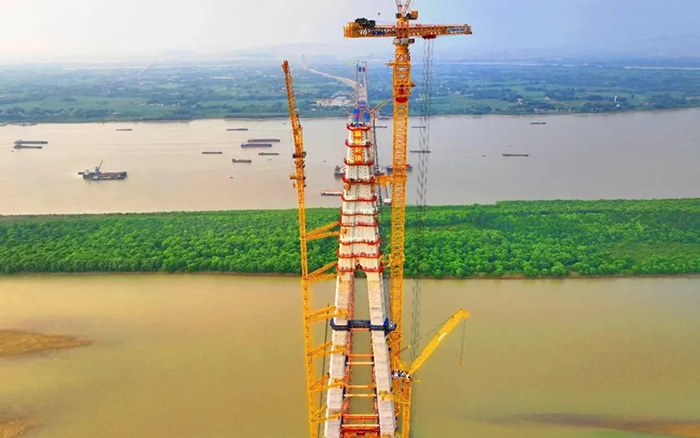 308米！888电子塔机助力天下最大跨度三塔斜拉桥喜封金顶