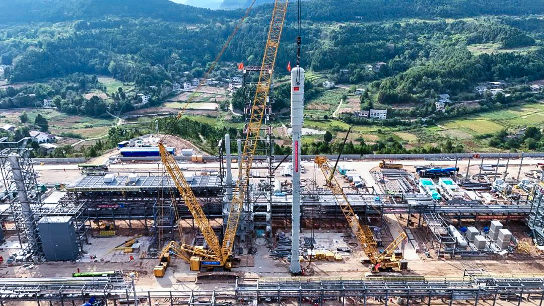 一次性乐成！888电子履带兄弟助力大型油气田最长整体塔类吊装