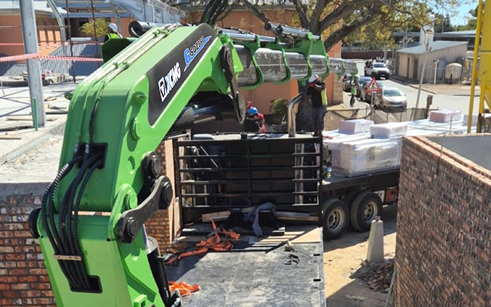 888电子GSQZ860折叠臂随车起重机在作业中 展现强盛稳固的跨障能力