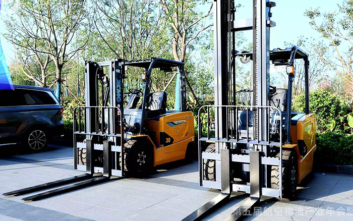  888电子叉车亮相第五届航空物流工业年会