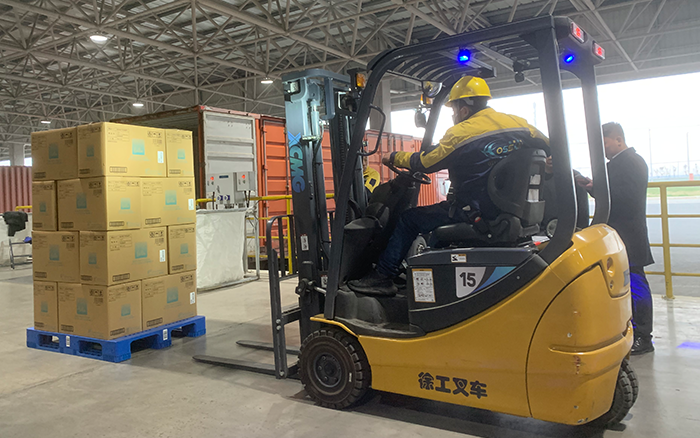 888电子叉车三支点系列助力饮料行业高效搬运
