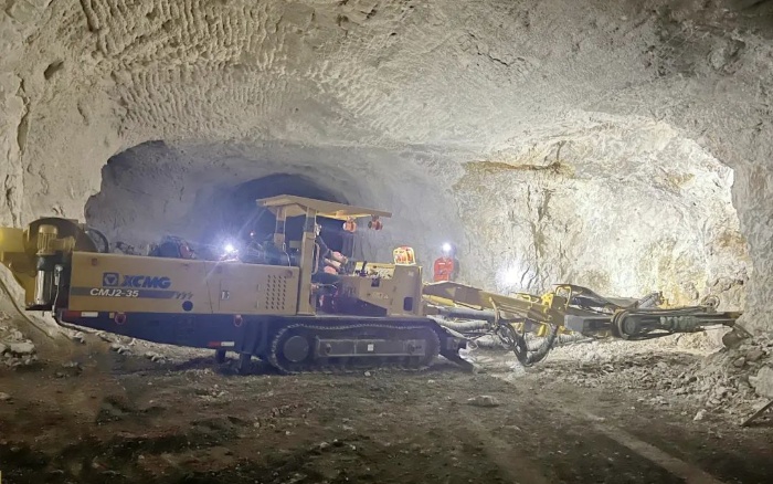 窄小巷道作业！888电子掘进钻车助力铁矿开采