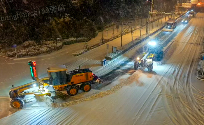 暴雪来袭！数十台平地机整体出动，，，守护出行清静